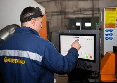 Оператор керує автомобільними вагами через сенсорний пульт