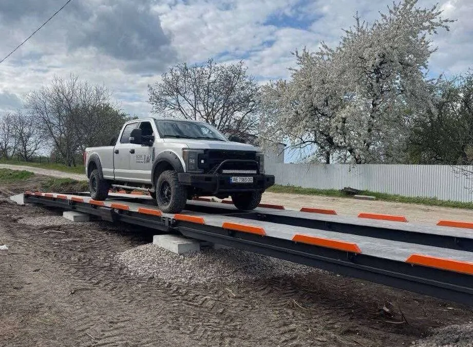 Автомобільні ваги для аграріїв і логістики. Купити ваги 80 тонн 18 м, монтаж, повірка, сервіс. Точність для елеваторів, фур, самоскидів в Чернівецькій області.
